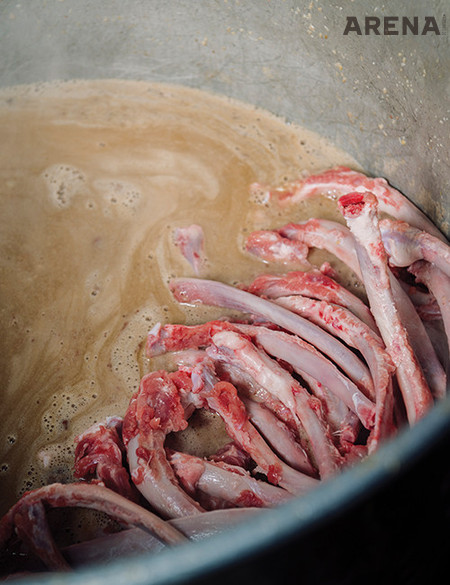 1 하쿠텐은 ‘요비모도시呼び戻し’ 기법으로 육수를 끓인다. 끓고 있는 육수에 계속 뼈와 고기를 넣고, 그 육수에 어제 끓여둔 육수를 더한다. 그래서 이미 만들어진 육수에 생뼈를 넣는다. 