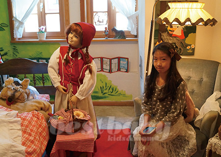 작은 도시 알스펠트에는 동화의 집인 메르헨 하우스가 있다. 그곳에서 빨간 모자를 만난 딸아이.