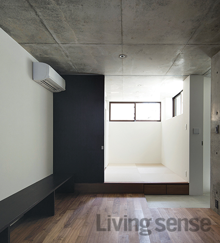 반지하 구조로 설계된 지하층에서 무게감 있는 주택의 벽 구조를 발견할 수 있다. 
