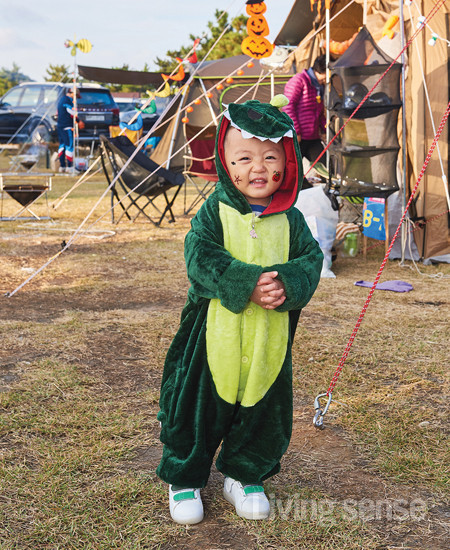 공룡 옷을 입어 캠퍼들의 귀여움을 독차지한 아이.  
