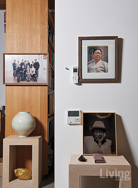 작가가 수집한 예술품과 작가의 가족사진이 전시되어 있는 아틀리에 한쪽 귀퉁이. 