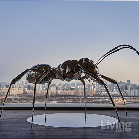 스테인리스로 개미의 형상을 표현한 작가의 작품 ‘Ant’. 나약하지만 성실하게 삶을 이어가는 존재를 금속으로 나타내 강인한 이면을 표현했다.