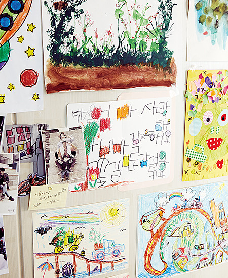 방문은 그림 그리기와 종이 접기를 좋아하는 꼬마 아티스트의 갤러리가 됐다.  