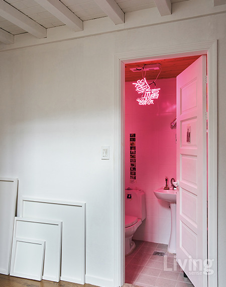 손님용 화장실 천장에는 이석 작가가 만든 핑크빛 수복강녕(壽福康寧) 레터링 조명이 걸려 있다.