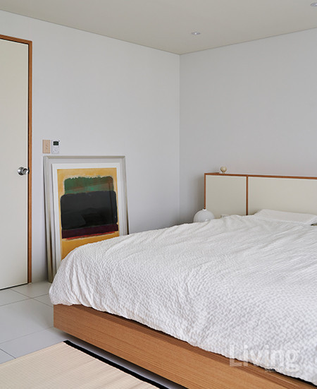 모던한 분위기를 원했던 침실은 바닥을 흰색 타일로 마감하고, 원목으로 침대 헤드를 제작했다. 