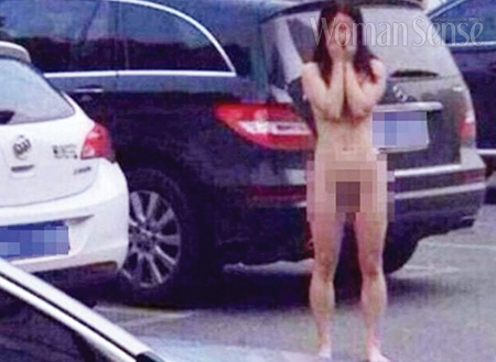형부와 차 안에서 간통을 저지르다 언니에게 걸려 거리에 나체로 남겨진 중국 여인.