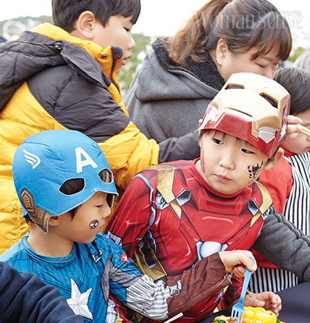 어밴저스 아이언맨과 캡틴 아메리칸으로 변신한 아이들의 코스프레를 보는 재미도 있다. 