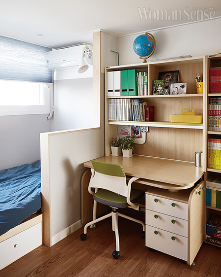 책장 역할도 하는 멀티 책상은 공간의 효율성을 높일 수 있다. 책상·의자 한샘.