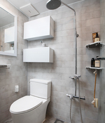 일어서서 샤워를 할 수 없는 이의정을 배려해 샤워기 높이를 조절하고 벽에 손잡이를 만들어 편리성을 더했다. 모던한 욕실을 연출하는 그레이 타일 중앙타일(031-236-2075).