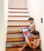 아이들이 어려서 계단 경사가 너무 가파르지 않도록 신경을 많이 썼다. 멀바우 원목을 사용해 안락함도 더했다. 덕분에 아이들에게 계단은 도서관이 되기도 한다.