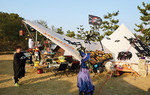 캠핑 참가자들은 각종 소품을 활용해 개성 넘치는 할로윈 콘셉트 텐트를 꾸몄다. 