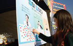  쌀에 대한 오해를 풀어보는 스티커 붙이기 행사에 참여한 아이. 