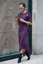한국계 미국인으로 유명한 패션 블로거 크리셀 림은 언밸런스 롱 드레스에 삭스 슈즈를 매치해 편안하고 시크한 데일리 룩을 연출했다. 