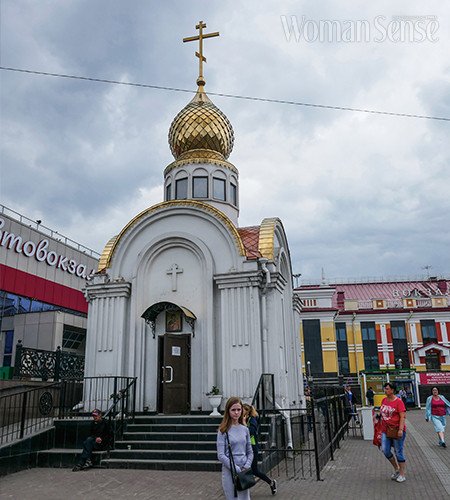 시베리아 노보쿠즈네츠크 역 앞의 미니 성당.