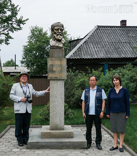 노보쿠즈네츠크 도스토옙스키 박물관의 도스토옙스키 얼굴상 앞에서. 좌로부터 필자, 김준길 교수, 에밀리야 쉐스타코바 관장. 