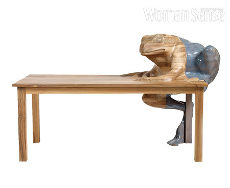 반짝이고 거대한 개구리가 테이블 위를 오르고 있는 ‘프로그’ 테이블.  