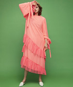박시한 라인에 러플 디테일로 페미닌한 터치를 더한 핑크 드레스 14만2천원대 딘트, 포인티드 토 디자인의 화이트 슬링백 13만8천원 레이첼콕스.