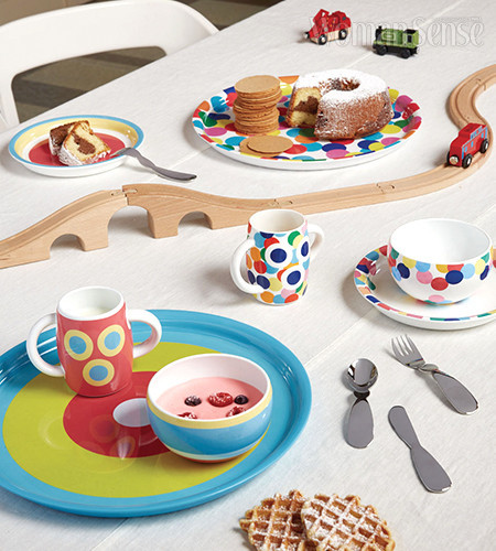 멘디니 특유의 컬러와 패턴을 담은 알레시의 어린이용 식기 컬렉션.