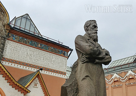 트레티야코프 미술관 앞의 설립자 파벨 트레티야코프(1832~1898) 동상.
