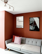 붉은색 벽지로 포인트를 준 미디어 룸 공간. 패브릭 소파는 이케아. 