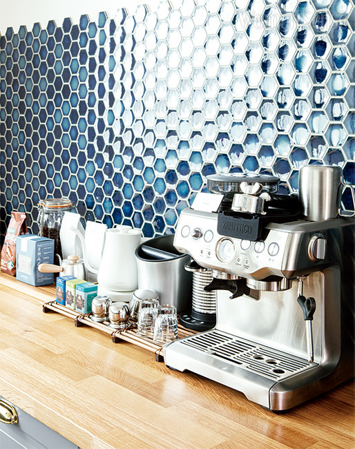 주방 한쪽 벽에 꾸민 홈카페는 커피를 좋아하는 박시현 씨가 제일 좋아하는 공간이다. 직접 고른 블루 톤의 육각형 타일은 윤홍타일. 