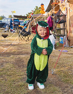 공룡 옷을 입어 캠퍼들의 귀여움을 독차지한 아이. 