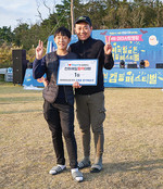 천하제일활력대회 ‘귀리에 빠진 한끼오트를 구해라’ 게임의 우승자 김등용 씨 부자. 