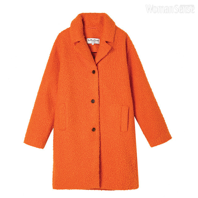 칙칙한 윈터 룩에 산뜻함을 불어넣는 오렌지 코트 46만8천원 YMC. 