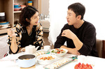 아내와 마주 앉아 브런치를 즐기는 김승현 씨. 결혼 후 점점 요리 실력이 늘고 맛도 좋아져 자주 집에서 밥을 먹게 된다고.