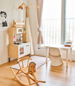 오로지 아이만을 위한 작은 거실. 놀이방처럼 꾸며 책도 읽고 장난감 놀이도 할 수 있는 공간이다. 