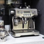 큰마음 먹고 구입한 ‘브레빌(Breville)’ 전자동 커피머신
 재택근무하는 동안 카페의 커피 부럽지 않은 커피 맛을 선사하며 열일하는 중이다. 만족도가 높은 제품이라고. 