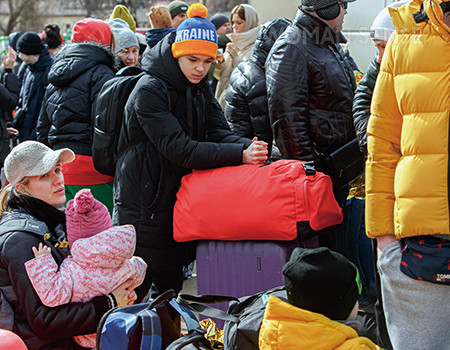 지난 3월 8일(현지 시각) 우크라이나인들이 슬로바키아 국경을 건너기 위해 기다리는 모습.